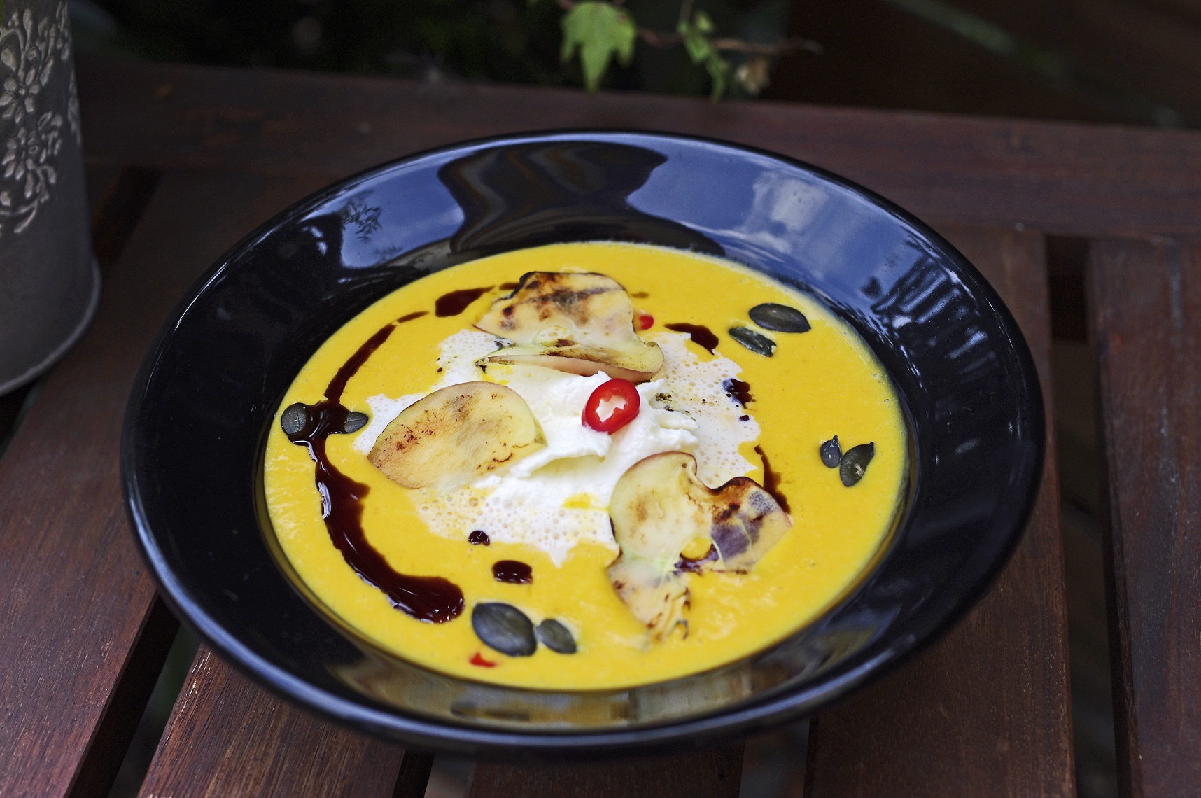 Kürbis-Apfel-Suppe mit gebratenen Apfelscheiben – Schmeck den Süden