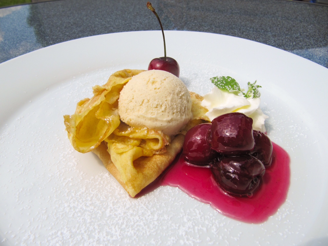 Süße Flädle mit Vanilleeis und Rotweinkirschen – Schmeck den Süden Süße Flädle mit Vanilleeis und Rotweinkirschen – Schmeck den Süden