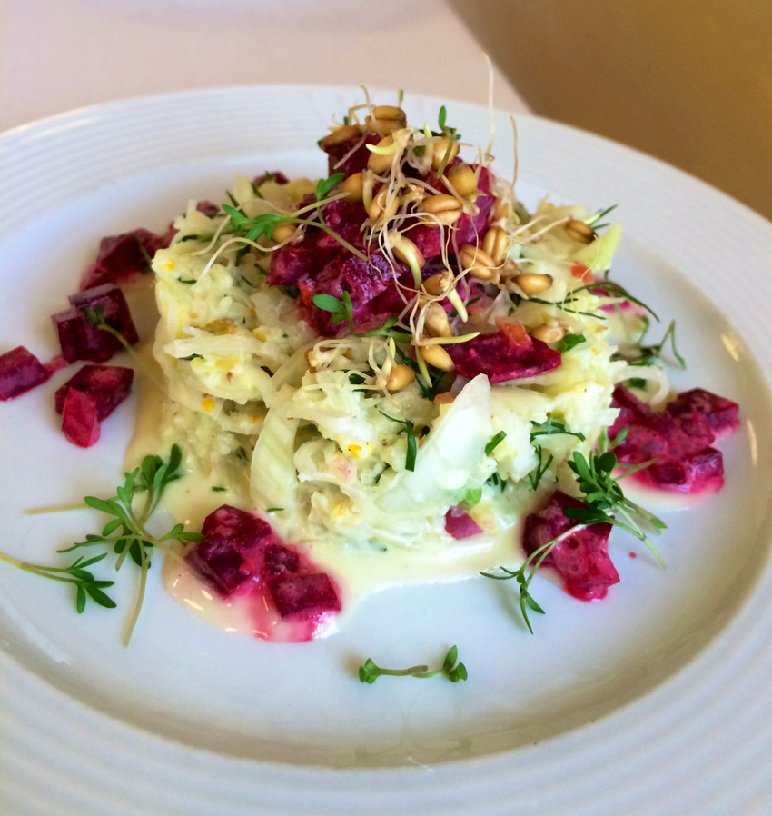 Fenchel-Apfel-Chicoreesalat mit rote Beete-Dressing und Kresse ...
