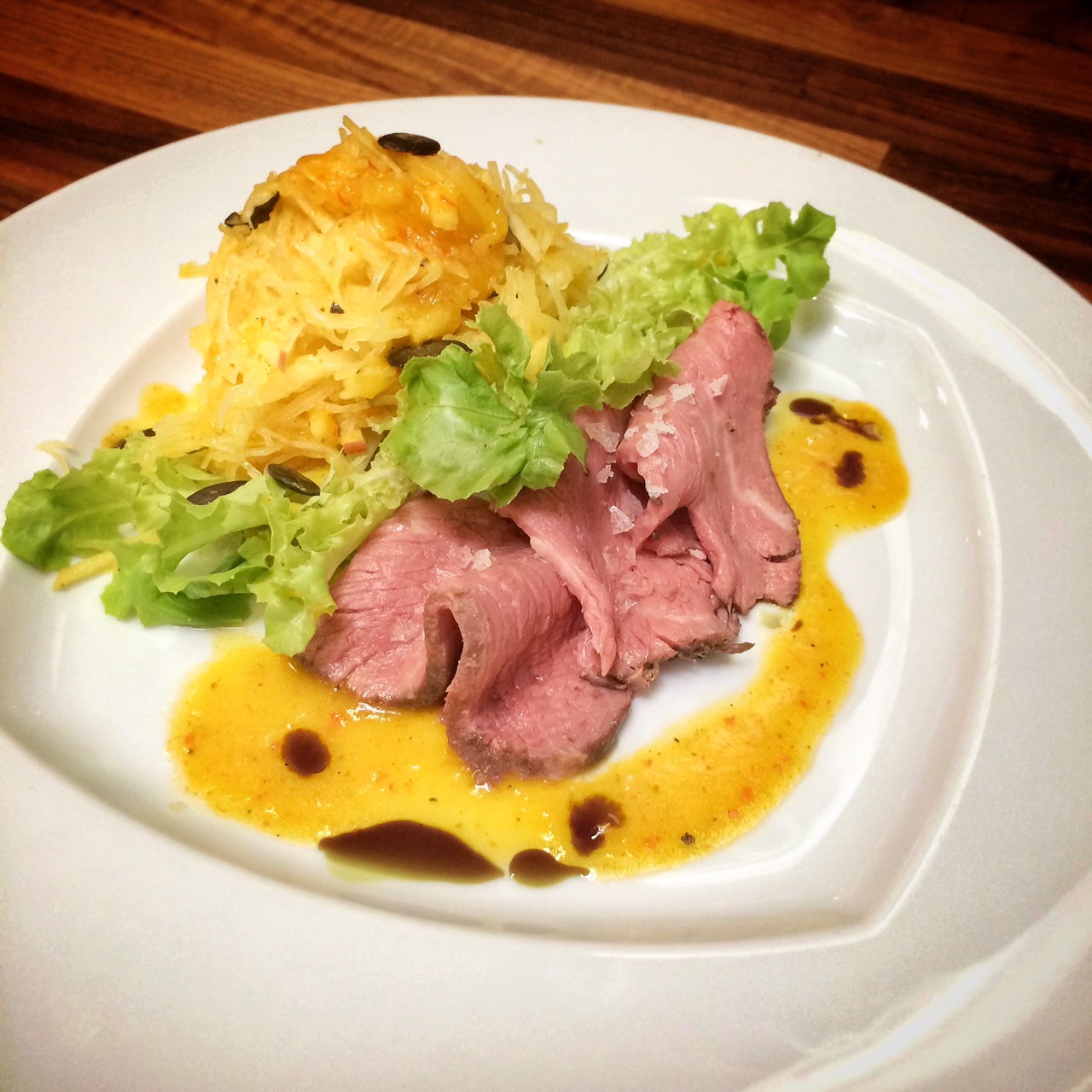 Zur Kürbiszeit: Spaghettikürbis-Apfel-Salat mit Kürbisdressing ... Zur Kürbiszeit: Spaghettikürbis-Apfel-Salat mit Kürbisdressing ...