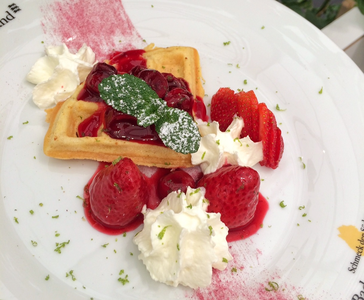 Einfach gut: Süße Knusperwaffeln mit frischen Beeren – Schmeck den Süden