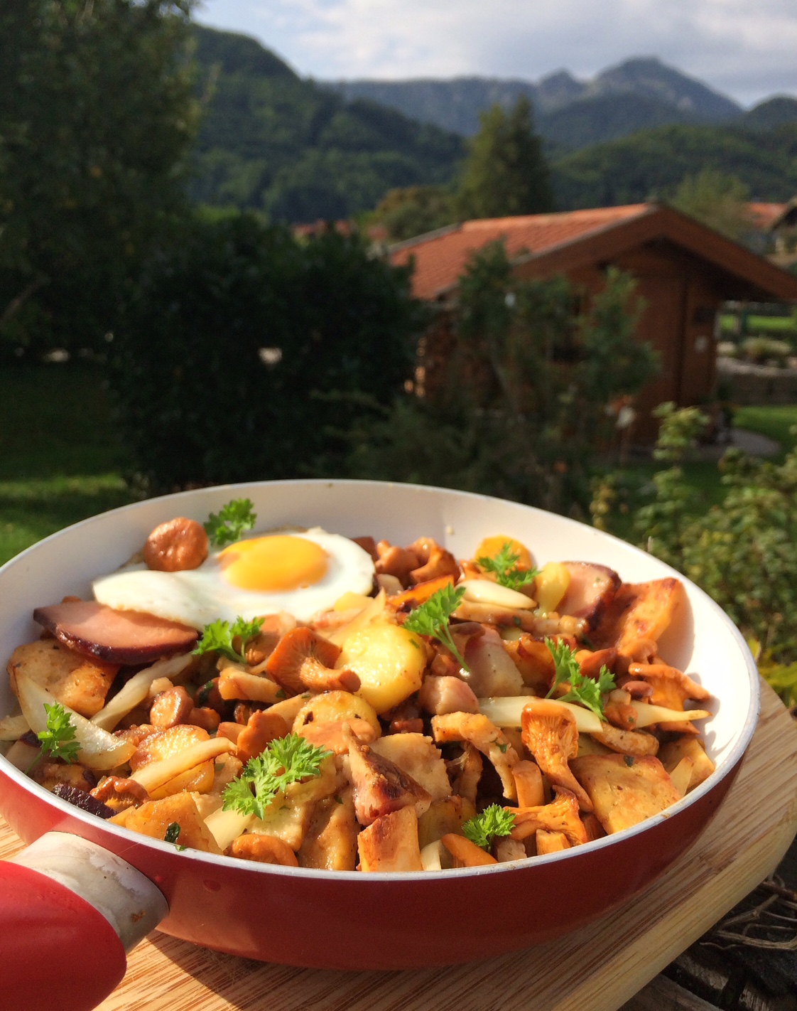 Bauerngröstl mit Knödeln, Kartoffeln, Pfifferlingen und Spiegelei ...