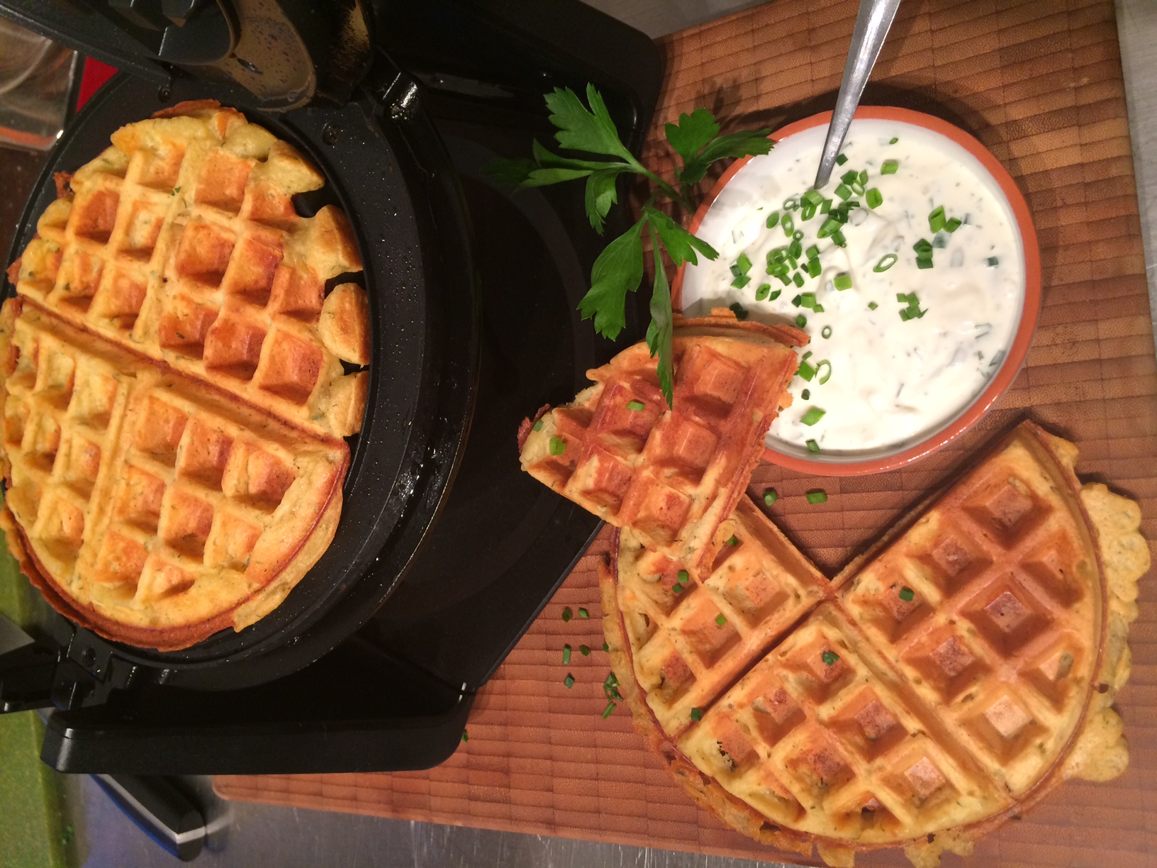 Würzige Kartoffelwaffeln mit Kräuterschmand – Schmeck den Süden