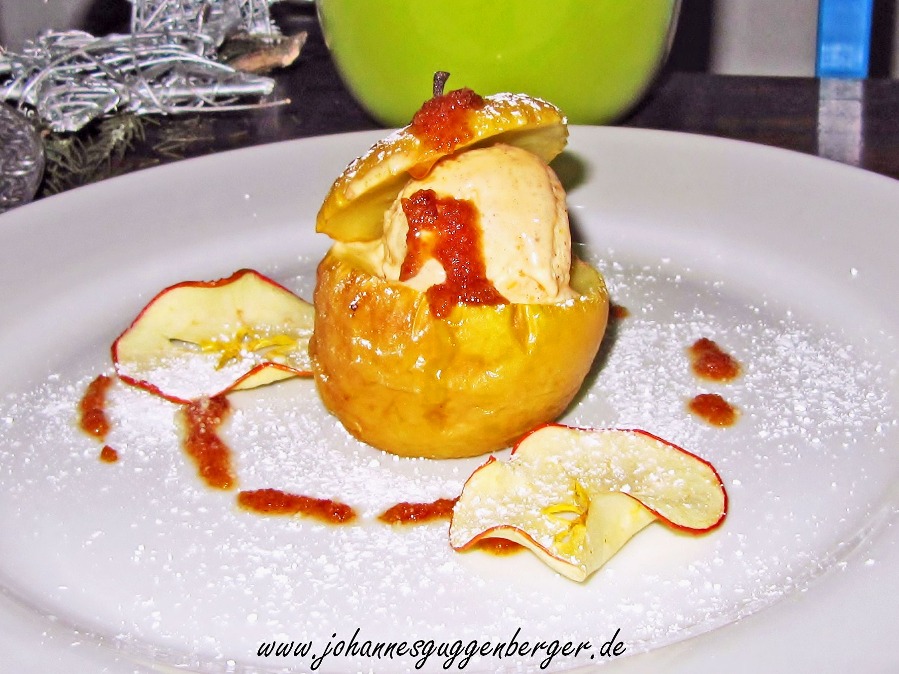 Bratapfel gefüllt mit Walnuss-Zimt-Parfait – Schmeck den Süden