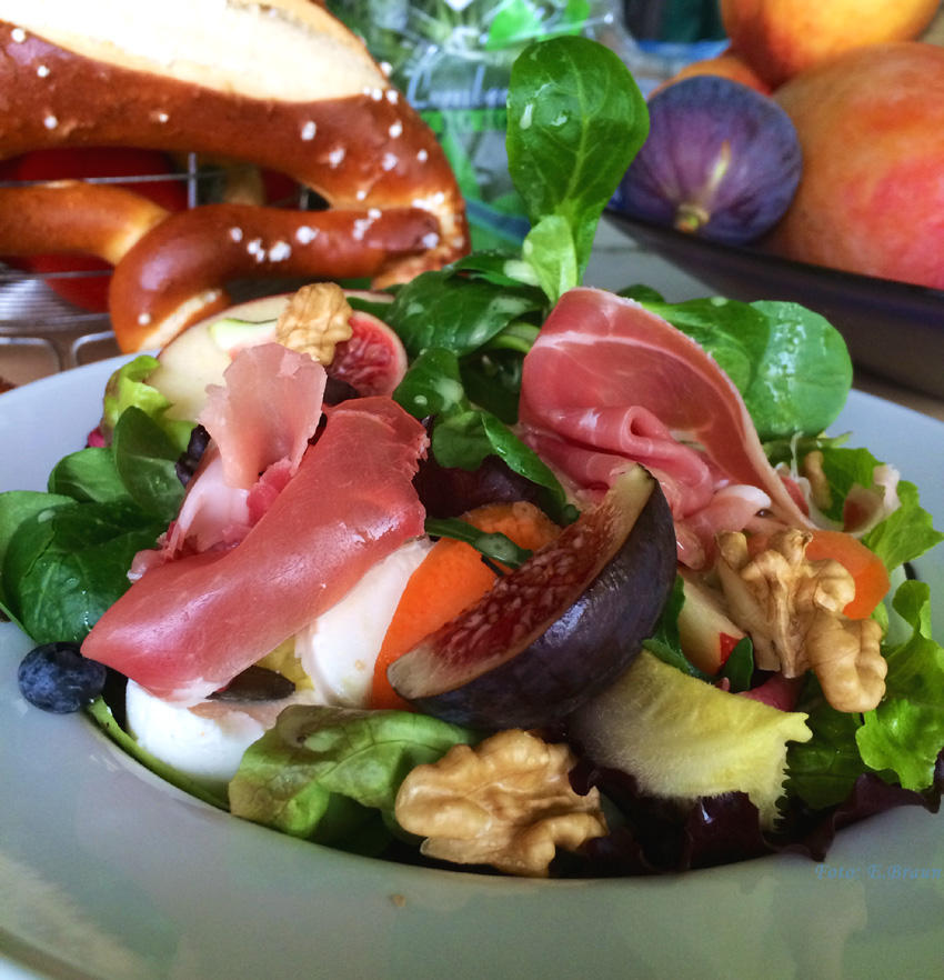 Edelschinken mit Ziegenkäsetaler auf Blattsalat, Apfel-Rettichdressing und Wildpreisselbeeren