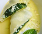 Kräuter-Spinat-Nudelrollen mit Zitronen-Safran-Sauce