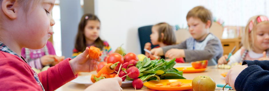 Kinder mit Obst