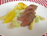 Gebratenes Lammfilet auf Spargel mit Estragoncreme