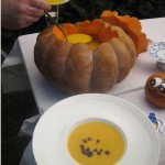 Rezepte zu Halloween: feurige Kürbissuppe im Kürbis serviert