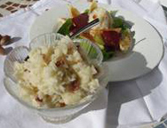 Geriebener Salat von schwarzem Rettich und Streuobstapfel