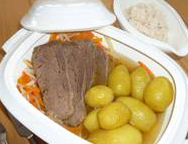 Tafelspitz in der Brühe, Gemüsestreifen und Kartoffeln