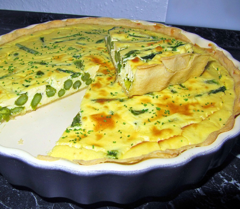 Grüner Spargel schmeckt genial in cremig, pikantem Spargelkuchen