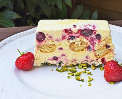 Vanille-Halbgefrorenes mit frischen Beeren