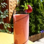 Erfrischende Sommerdrinks mit Beeren, Kräuter & Co.