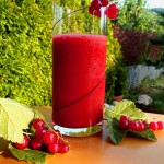 Erfrischende Sommerdrinks mit Beeren, Kräuter & Co.