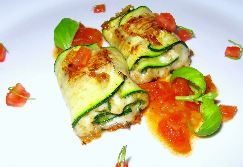 Zucchini-Rouladen mit Tomaten