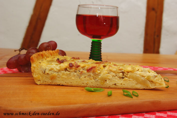 Schwarzwälder Zwiebelkuchen mit frischen Tannennadelspitzen