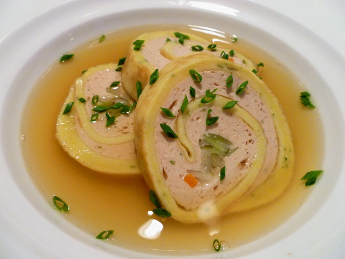 Schwäbischer Flädle-Brätstrudel in der Kraftbrühe – Schmeck den Süden Schwäbischer Flädle-Brätstrudel in der Kraftbrühe – Schmeck den Süden