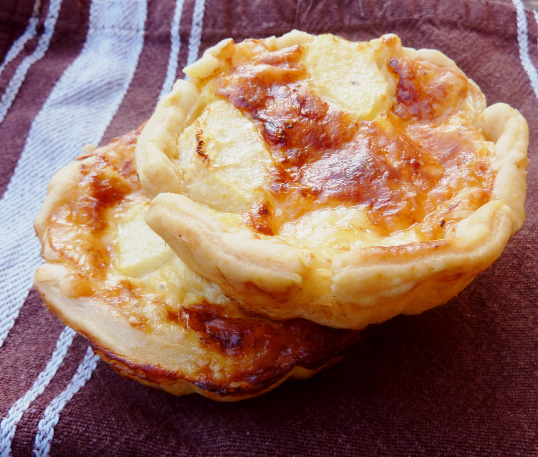 Käse-Tartelettes mit Birnenschaumwein