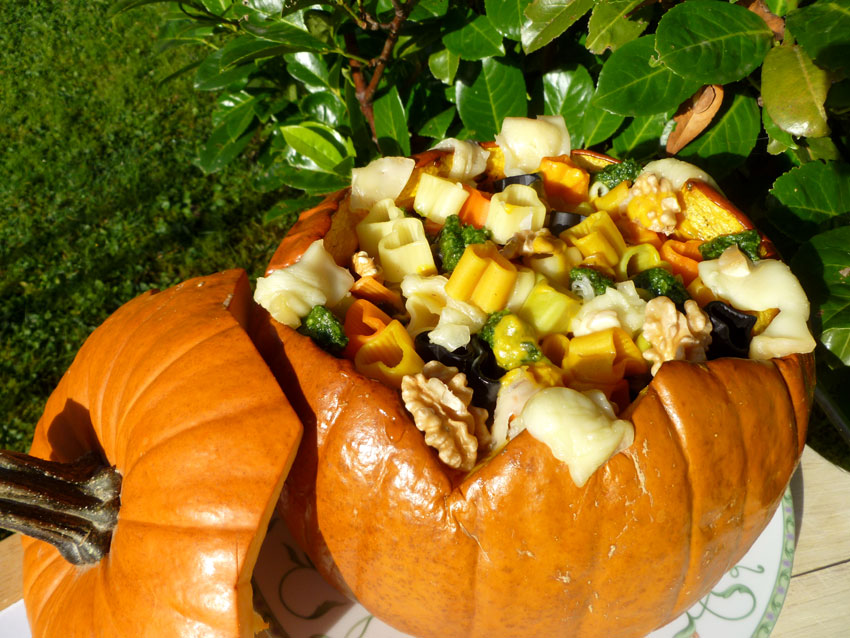 Rezeptidee zum Halloweenfest: Gebackener Kürbis mit bunten Nudeln ...