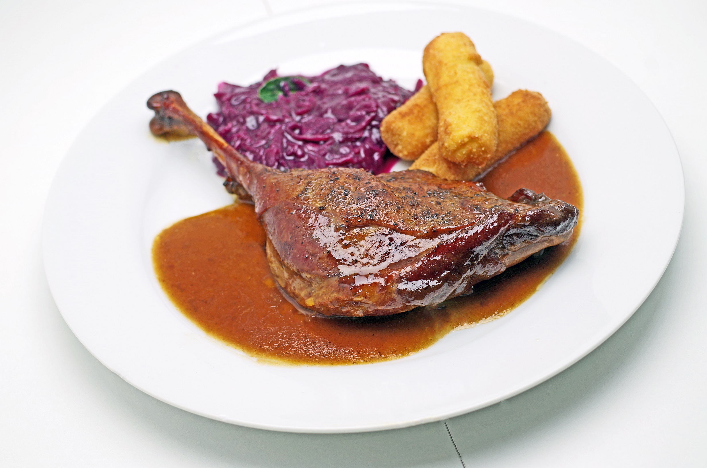 Gänsekeule an Hagebutten-Ingwer-Sauce mit Kroketten und Blaukraut