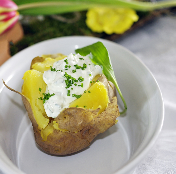 Bärlauch-Schnittlauch-Creme mit gebackenen Kartoffeln – Schmeck den Süden