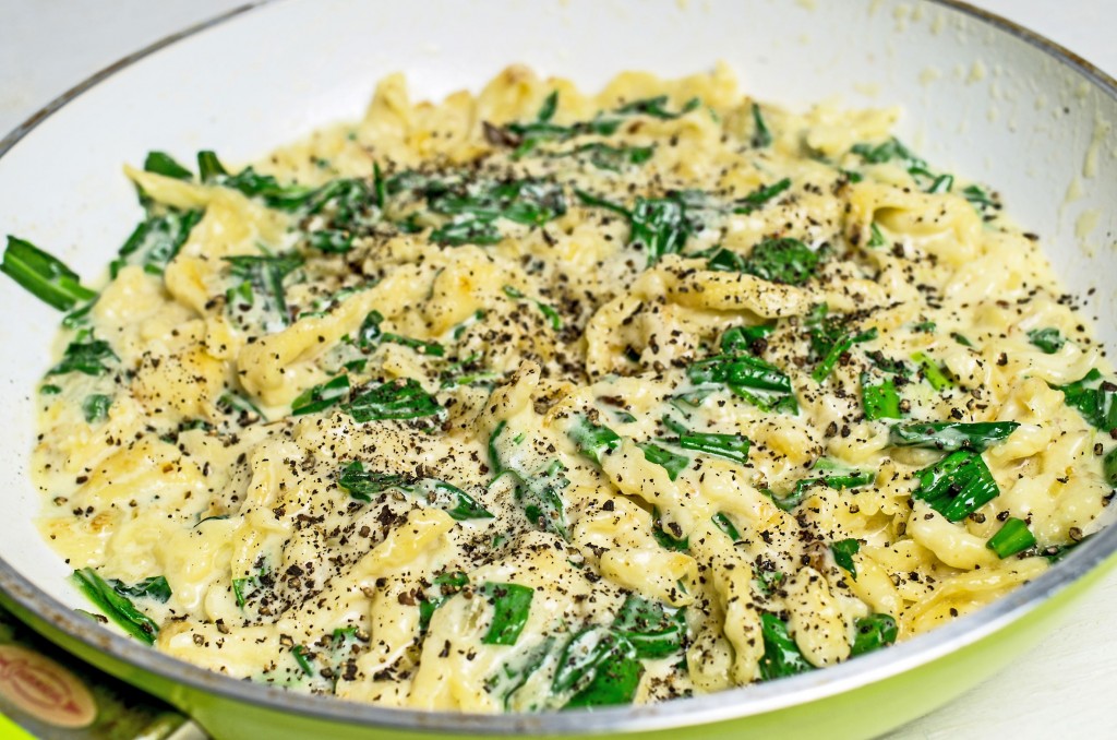 Käse-Spätzle mit frischem Bärlauch und frisch gemahlenen schwarzen Pfeffer