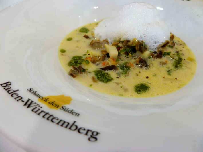 Schneckensuppe mit frischen Kräutern