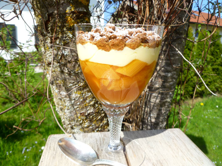 Traumhafte Süßspeisen: Schichtdessert mit Safran-Rhabarber, Vanille ...