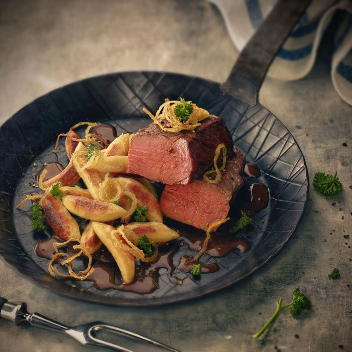 Rumpsteak mit knusprigen Röstzwiebeln und Schupfnudeln