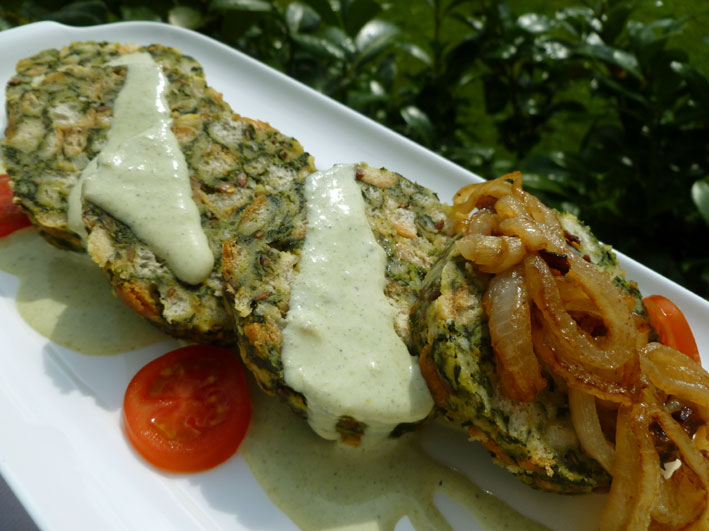 Spinat-Serviettenknödel mit Käsesauce