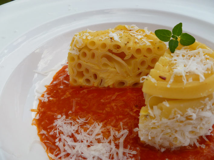Maccaroni-Käseauflauf „Mini“ mit Paprikasoße – Schmeck den Süden