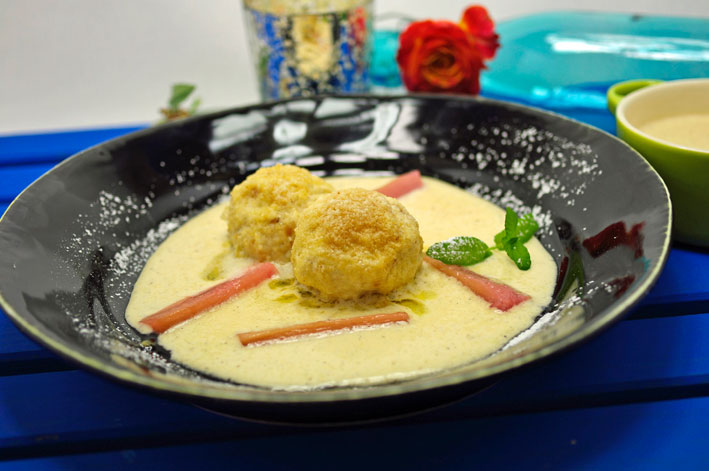 Quark-Knödel an Vanille-Sauce mit Rhabarber – Schmeck den Süden