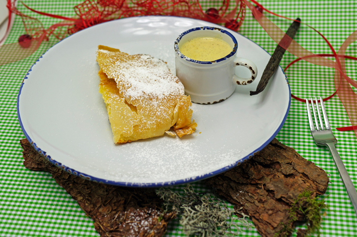 Quarkstrudel mit Vanille-Sauce