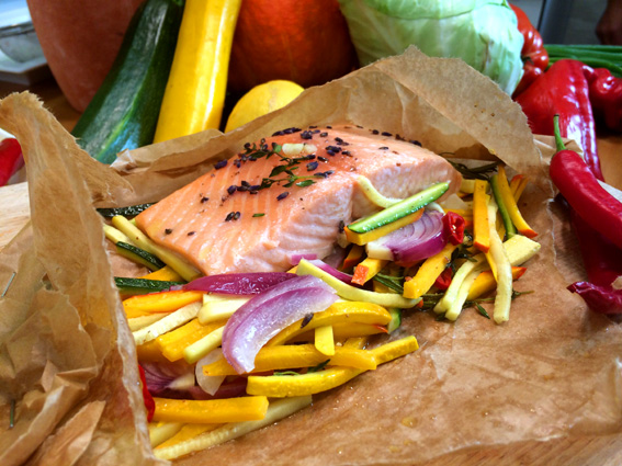 Lachsforelle im Backpapier mit marinierter Zucchini, Kürbis und Lavendel