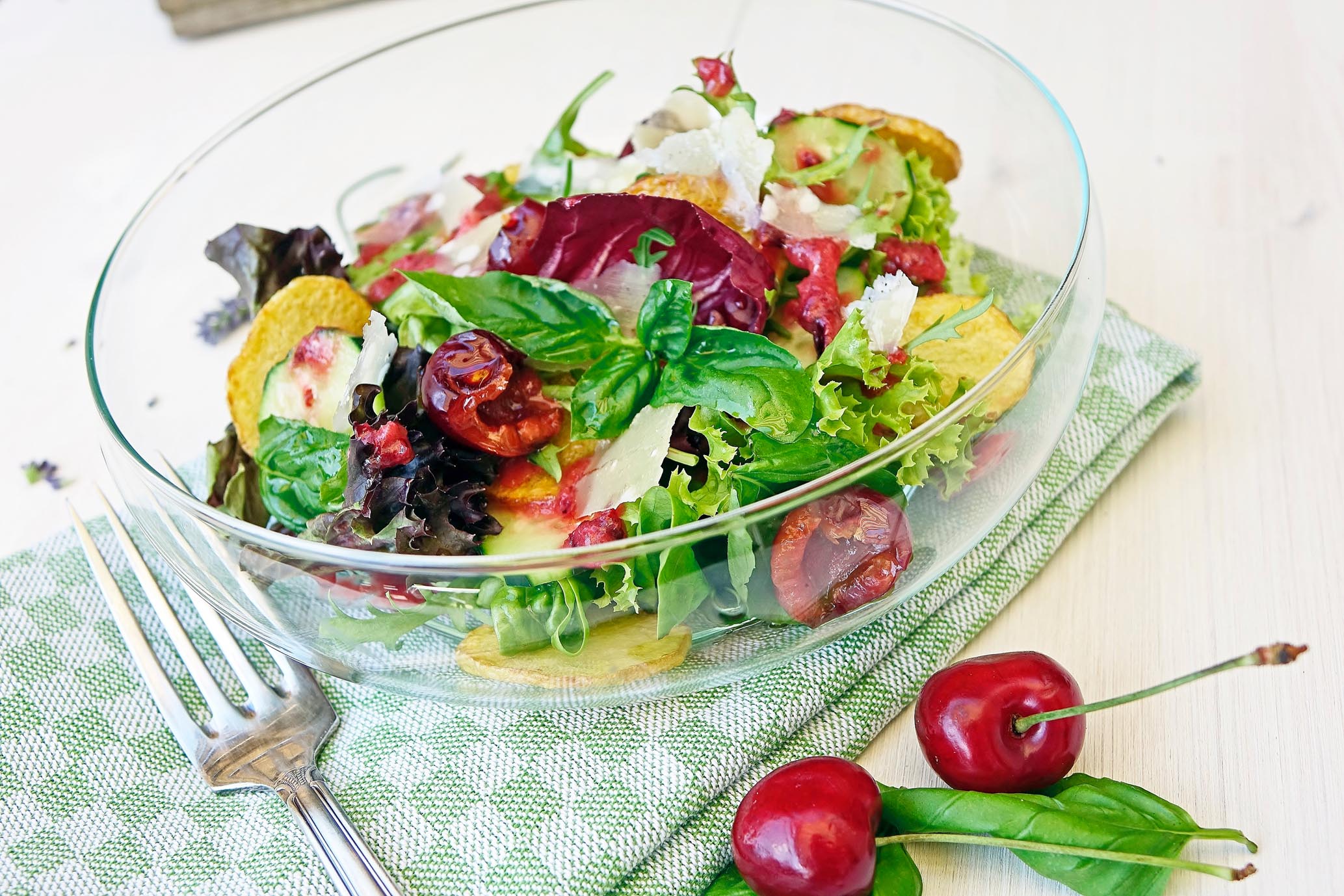 Salatvariation mit Kirsch-Dressing