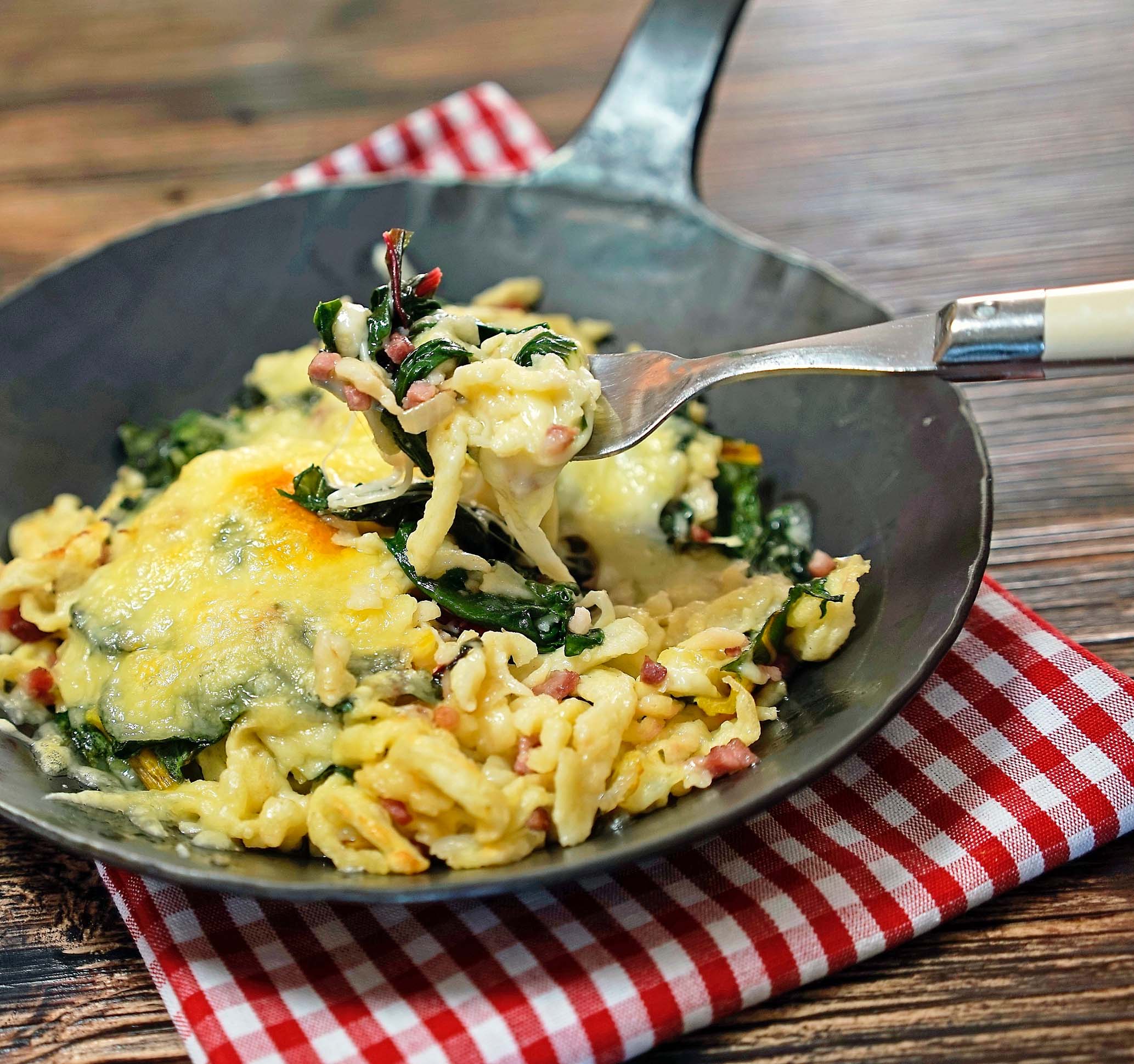 Spätzle mit Mangold, gerauchten Speckwürfeln und Allgäuer Bergkäse ...