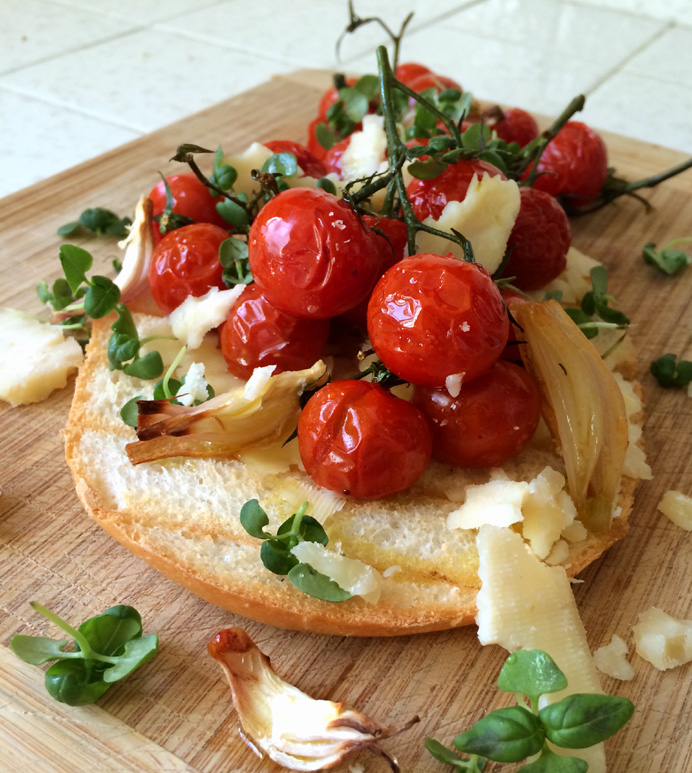 Marinierte Minitomaten auf gegrilltem Brot und reifen Bergkäse