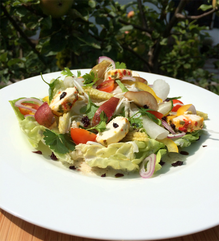 Bunter Sommersalat mit Frischkäse und Birnen