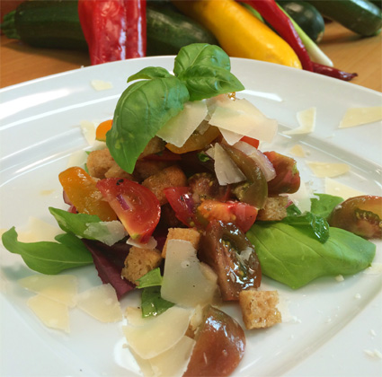 Tomaten-Brotsalat mit reifem Almkäse und Basilikum