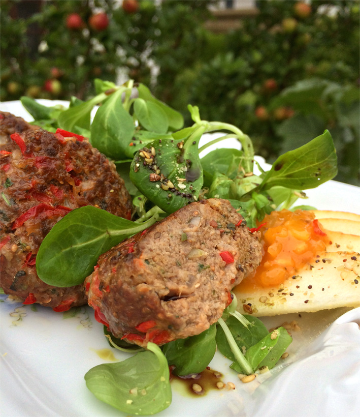 Wildfleischküchle (Frikadellen) mit Feldsalat