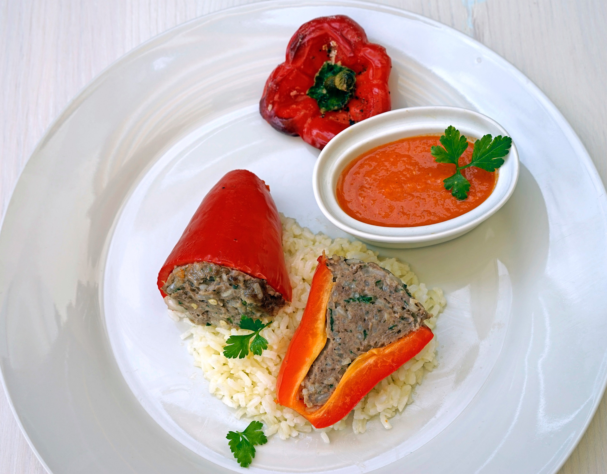 Gefüllte Paprika mit Reis und Tomatensoße – Schmeck den Süden