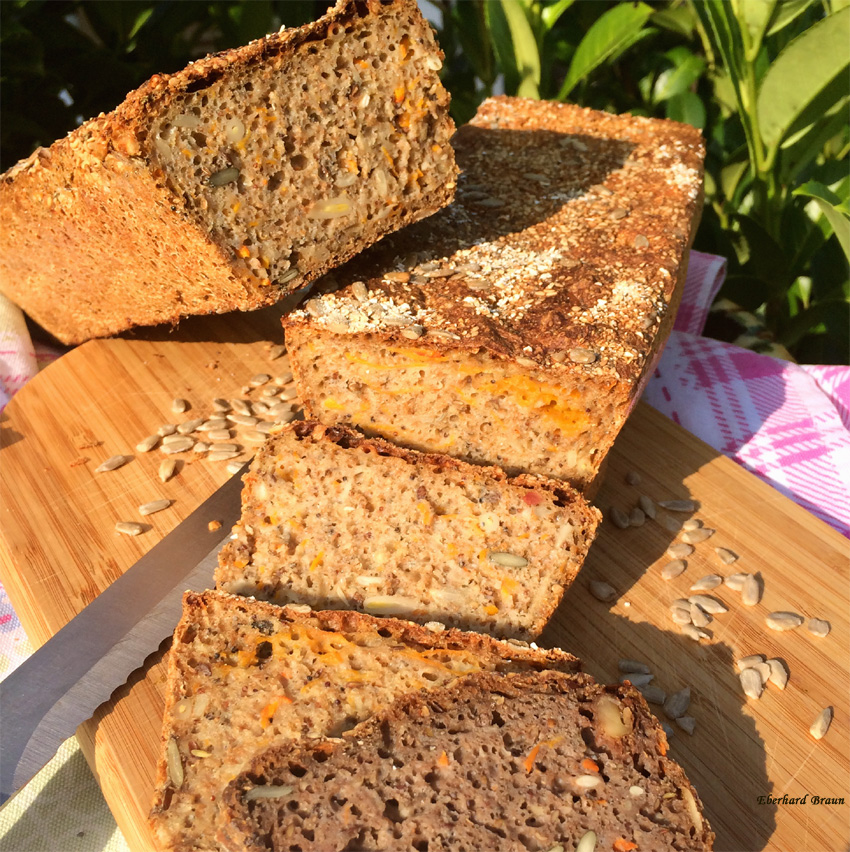 Dinkel- Roggenvollkornbrot mit Nüssen und Saaten