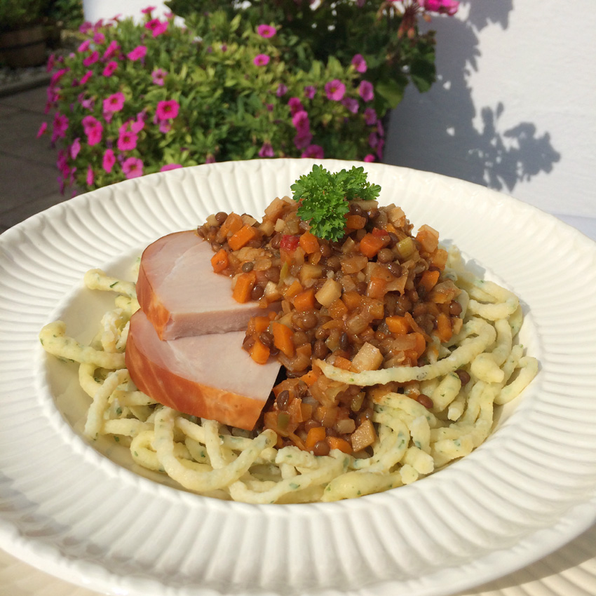 Petersilienspätzle mit Gemüse-Linsen und Kaiserfleisch