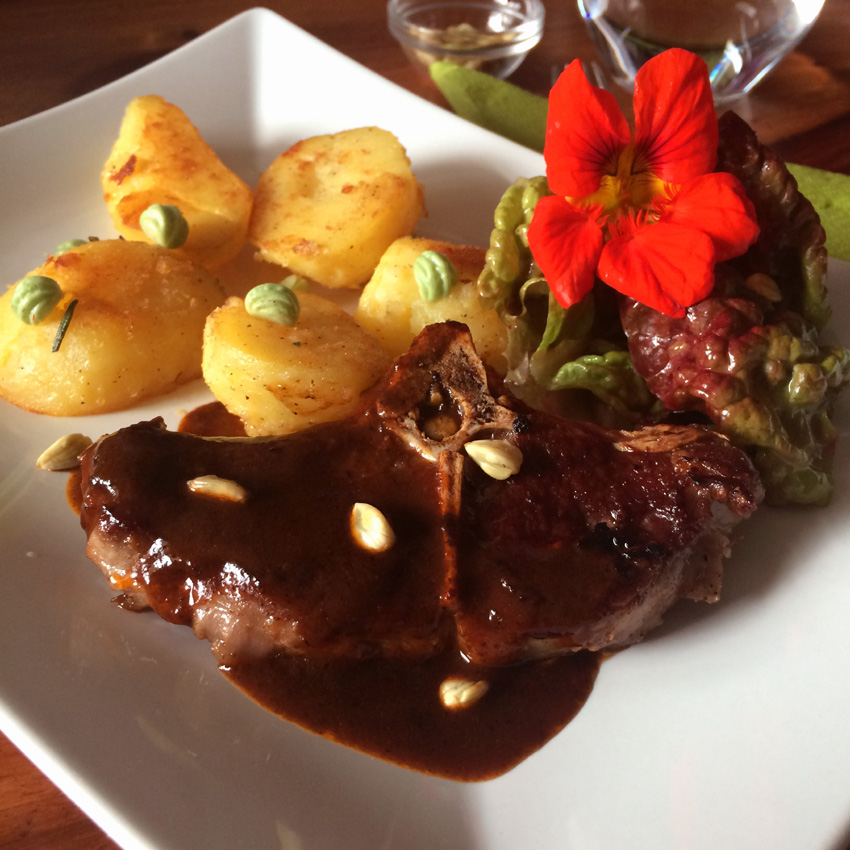 Lammkotelette mit würzigen Kartoffeln, Blattsalat, Kapuzinerkressesamen und gerösteten Bucheckern