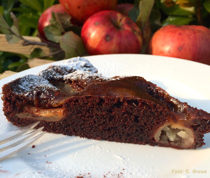 Schoko-Apfelkuchen mit Walnüssen