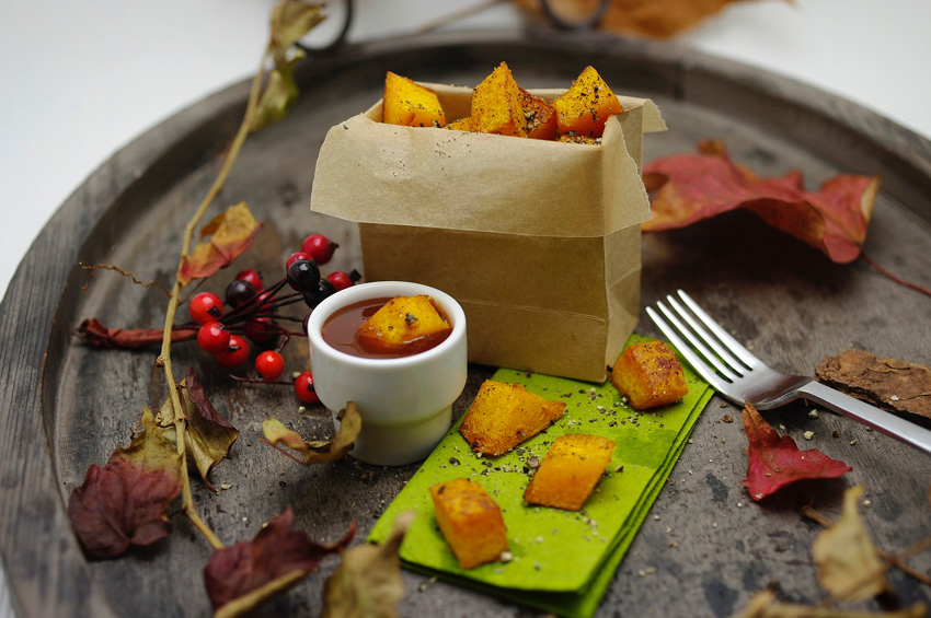 Frittierte Kürbis-Stücke mit Hagebutten-Dip