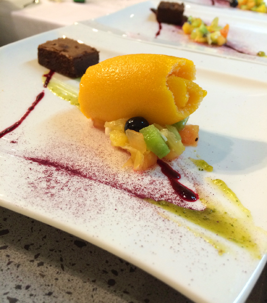 Apfel-Möhrensorbet mit marinierten Früchten, Schoko-Kaffeeschnitte und süßem Pistazienpesto