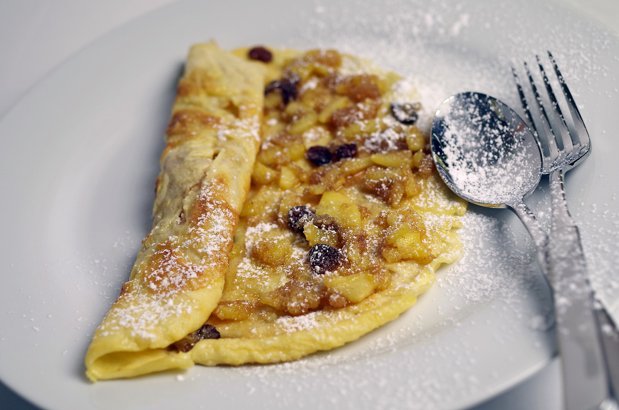 Flädle mit einer Apfelstrudel-Füllung und Schlagsahne