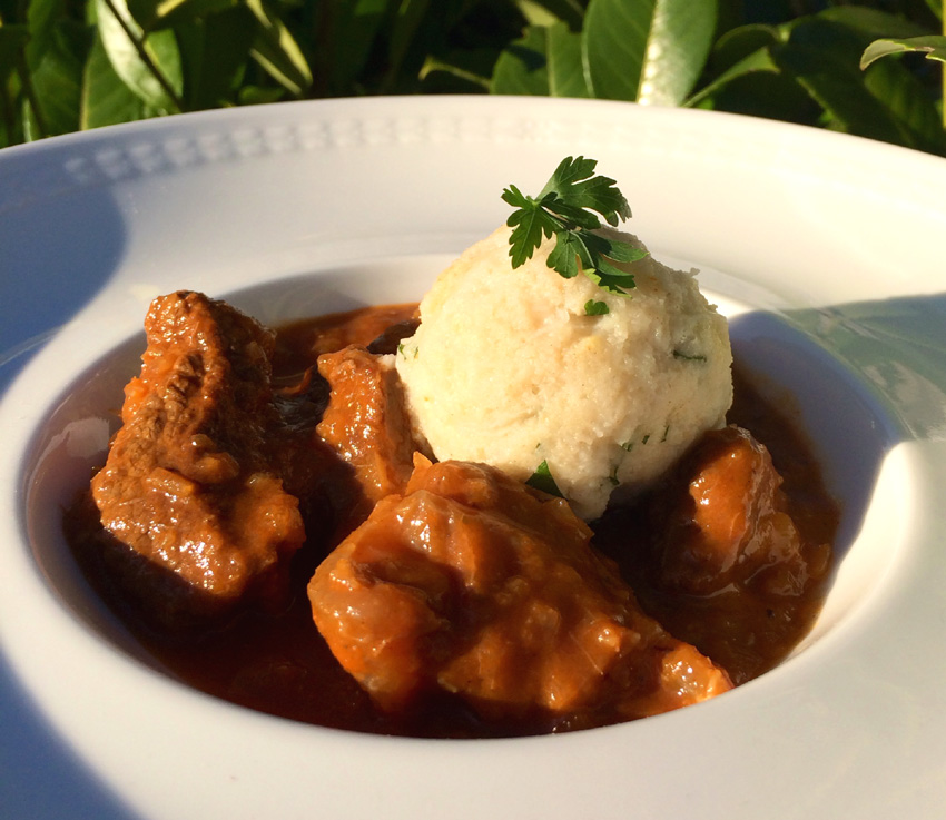 Ochsenbeingulasch mit Grießknödel